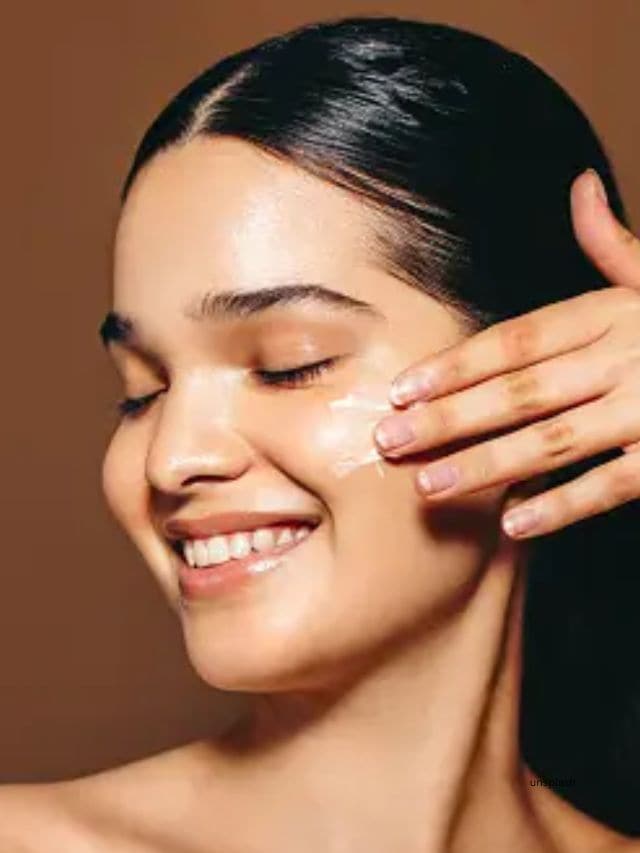 જ્યારે ઘણા લોકોને નાળિયેર તેલના મોઇશ્ચરાઇઝિંગ ગુણધર્મોથી ફાયદો થઈ શકે છે, દરેક વ્યક્તિએ તેનો ઉપયોગ કરવો જોઈએ નહીં. એક્સપર્ટે કહ્યું કે,"તે કેટલાક લોકોની ત્વચાને બળતરા કરી શકે છે, અને જે કોઈને નાળિયેર તેલની એલર્જી હોય તેણે તેનાથી દૂર રહેવું જોઈએ."