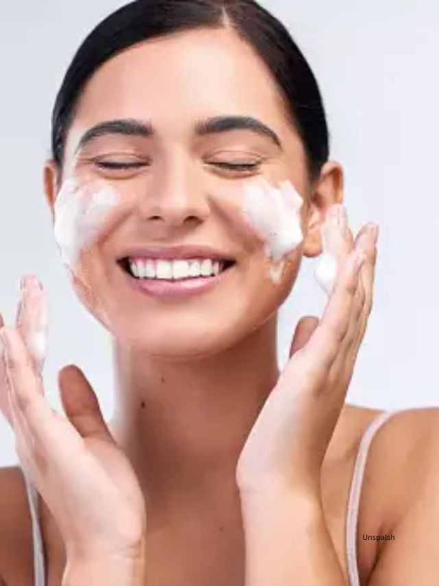 મોઇશ્ચર દૂર કરવા માટે સહેજ યોગ્ય ફેસવોશનો ઉપયોગ કરો જે છિદ્રોને બંધ કરવામાં મદદ કરશે.