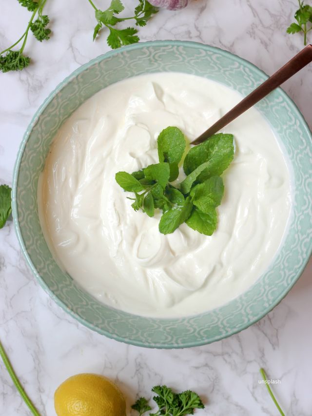 હેયર માસ્ક બનાવવા એક ચમચી એલોવેરા જેલ, એક ચમચી દહીં અને એક ચમચી મધ લઇ મિશ્રણ તૈયાર કરો. હવે આ મિશ્રણને સ્કેલ્પમાં લગાવીને 5 મિનિટ મસાજ કરો પછી આ માસ્ક દસ મિનિટ માટે લગાવી રાખો.આમ કર્યા બાદ નોર્મલ પાણીથી હેયર વોશ કરો.