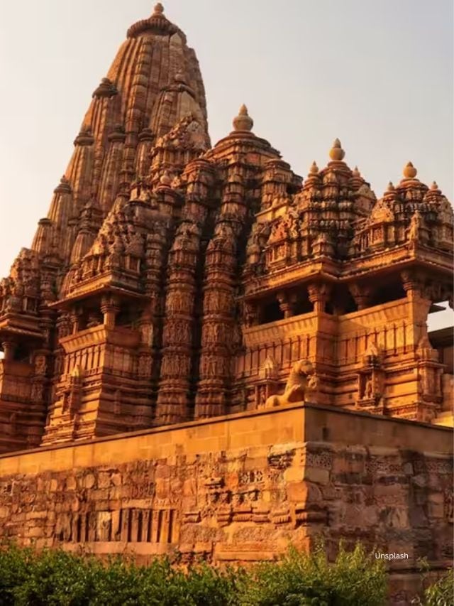 <strong>ખજુરાહો મંદિરો :</strong> મધ્ય પ્રદેશ રાજ્યમાં સ્થિત, ખજુરાહો મંદિરો ચંદેલા વંશના શાસન દરમિયાન 950 અને 1050 ની વચ્ચે બાંધવામાં આવ્યા હતા. જ્યારે માત્ર 20 જેટલા મંદિરો જ બાકી છે, તેઓ બે ધર્મો- હિન્દુ ધર્મ અને જૈન ધર્મને સમર્પિત છે.