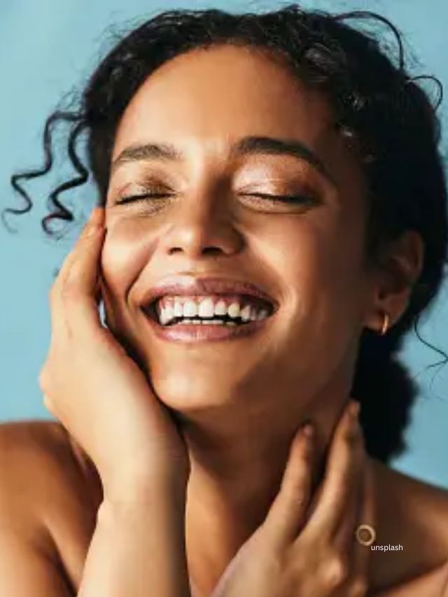 એક્સપર્ટએ એવી માન્યતા સામે ચેતવણી આપી હતી કે નાળિયેર તેલ સૂર્યથી રક્ષણ આપે છે. તેમણે જણાવ્યું કે નાળિયેર તેલમાં માત્ર 1 નું SPF છે, જેનો અર્થ છે કે તે તમને યુવી કિરણોથી બચાવશે નહીં. "તેથી, સનસ્ક્રીનનો ઉપયોગ કરવો જરૂરી છે.''