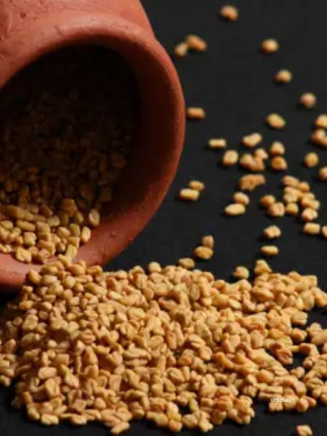 <strong>મેથીના દાણા </strong>: એક ચમચી મેથીના દાણા લો અને થોડું નારિયેળનું તેલ લો. કોઈ વાસણમાં મેથીના દાણા અને નારિયેળ તેલને 2 વીક માટે બંધ કરીને મૂકી દો. જયારે આ ગુણકારી તેલ તૈયાર થઇ જાય ત્યારે હેયરમાં લગાવીને હળવા હાથે માલિશ કરો.