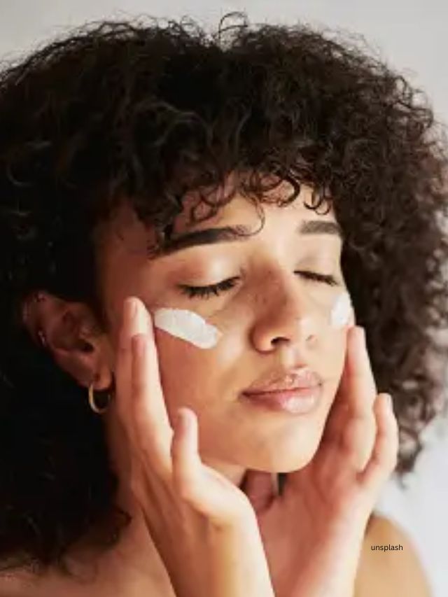 એવું માનવામાં આવે છે કે ગ્લિસરિન પિમ્પલ્સને કારણે થતા ડાઘ દૂર કરી શકે છે. ગ્લિસરીન લગાવવા માટે કોટનનો ઉપયોગ કરો.