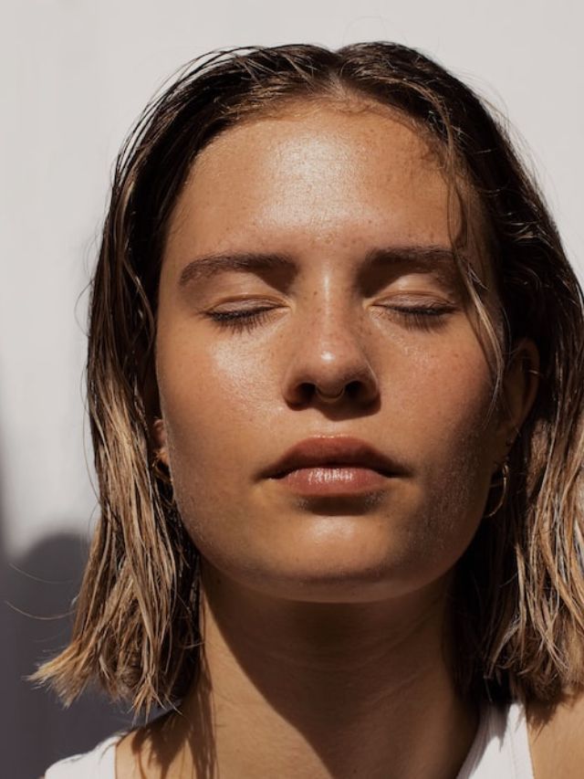 <strong>સ્કિનને ડિટોક્સિફાય કરે :</strong> તલના તેલના અણુઓ તેલમાં દ્રાવ્ય ઝેરને આકર્ષવાનો ગુણધર્મ ધરાવે છે.દરરોજ રાત્રે, તમારા ચહેરાને ધોઈ લો અને સરકો અને પાણી (1/2 કપ તલના બીજનું તેલ + 1/2 કપ સફરજન સીડર વિનેગર + 1/4 કપ પાણી) સાથે તેલનું મિશ્રણ લાગુ કરો.