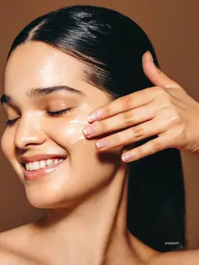 <strong>તમારે શું કરવું </strong>: બધી સામગ્રી મિક્સ કરો. ચહેરા અને ગરદન પર સમાનરૂપે મિશ્રણ લાગુ કરો.તેને લગભગ 20 મિનિટ સુધી રહેવા દો.<br>હૂંફાળા પાણીથી ફેસવોશ કરો.