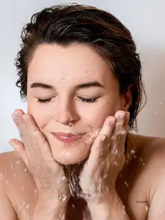 ગ્લાયકોલિક એસિડ અને સેલિસિલિક એસિડ ફેસવોશ ખીલ ગ્રસ્ત સ્કિન માટે યોગ્ય માનવામાં આવે છે.