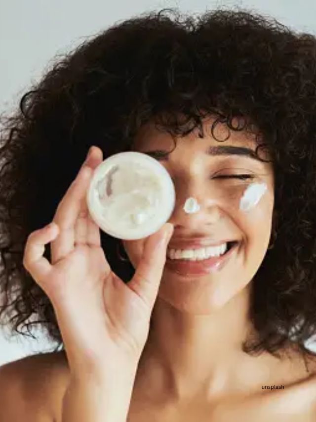 <strong>સ્કિનકેર પ્રોડક્ટ્સનો ઉપયોગ કરો:</strong> કરચલીઓ અને ડાર્ક સર્કલને નિશાન બનાવવા માટે રેટિનોલ, હાયલ્યુરોનિક એસિડ અને વિટામિન સી જેવા ઘટકો સાથે આંખની ક્રીમ અથવા સીરમનો ઉપયોગ કરી શકો છો.