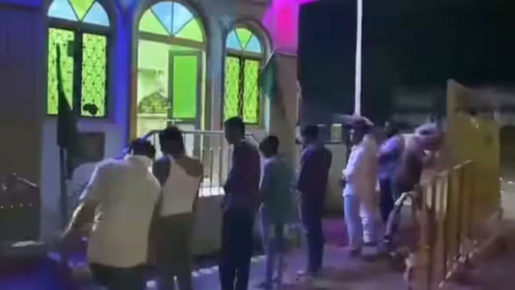 જૂનાગઢ પોલીસ દ્વારા મારપીટ મામલો: આરોપી પોલીસકર્મીઓ તરફથી હજુ કોઈ જવાબ ન મળ્યો, ગુજરાત હાઈકોર્ટ નારાજ જૂનાગઢ પોલીસ દ્વારા મારપીટ મામલો: આરોપી પોલીસકર્મીઓ તરફથી હજુ કોઈ જવાબ ન મળ્યો, ગુજરાત હાઈકોર્ટ નારાજ