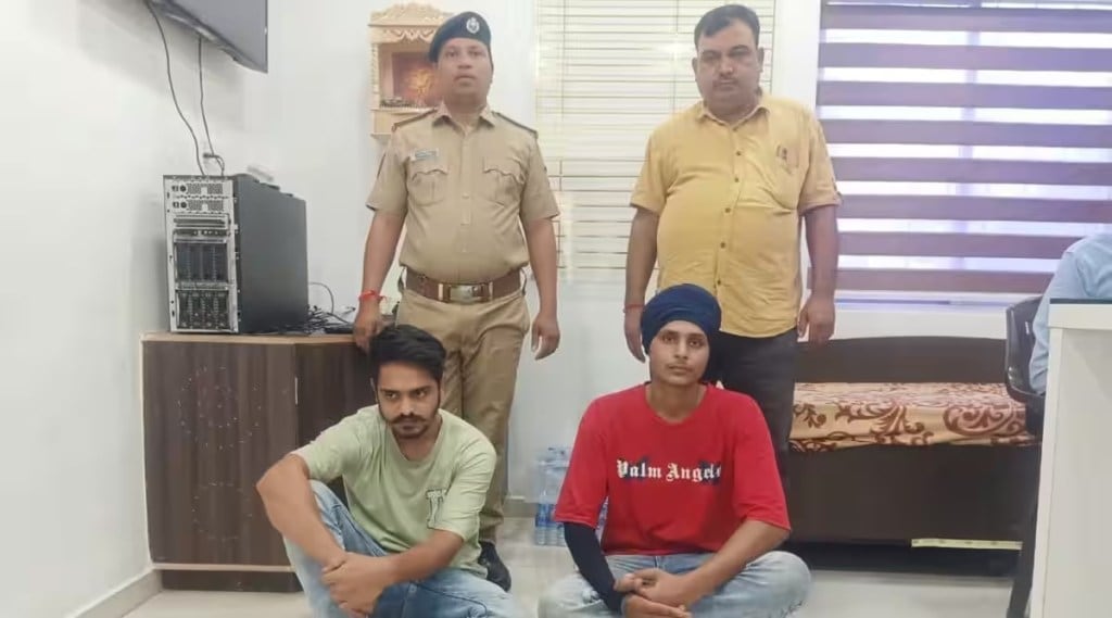 વડોદરા: વેપારીનું બંદૂકની અણીએ અપહરણ : હાઈવે પોલીસ પેટ્રોલિંગમાં આ રીતે ઝડપાયા આરોપી, અને નાટકીય ઘટનાનો અંત વડોદરા: વેપારીનું બંદૂકની અણીએ અપહરણ : હાઈવે પોલીસ પેટ્રોલિંગમાં આ રીતે ઝડપાયા આરોપી, અને નાટકીય ઘટનાનો અંત