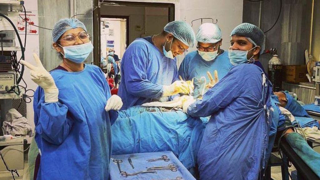 Jamnagar : જામનગરની જીજી હોસ્પિટલમાં ચાલુ ઓપરેશને ફોટા પાડનાર બે ડોક્ટરો સસ્પેન્ડ Jamnagar : જામનગરની જીજી હોસ્પિટલમાં ચાલુ ઓપરેશને ફોટા પાડનાર બે ડોક્ટરો સસ્પેન્ડ