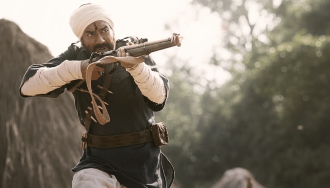 <strong>અજય દેવગણ - આરઆરઆર ફિલ્મમાં કેમિયો રોલ (Ajay Devgn - RRR Film, Cameo Role Fee)</strong><br> અજય દેવગન એસએસ રાજામૌલીની બ્લોકબસ્ટર હિટ ફિલ્મ 'RRR'માં 8 મિનિટ માટે જોવા મળ્યો હતો. મીડિયા રિપોર્ટ્સ અનુસાર, તેએ આ ફિલ્મમાં તેના રોલ માટે 35 કરોડ રૂપિયા ફી લીધી હતી. (Still From Film)