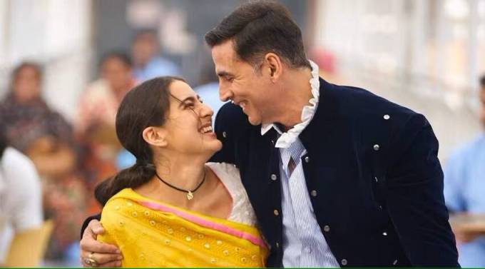 <strong>અક્ષય કુમાર - અતરંગી રેમં કેમિયો રોલ (Akshay Kumar - Atrangi Re, Role Fee)</strong><br> બોલિવૂડ ખેલાડી અક્ષય કુમારે સારા અલી ખાન અને ધનુષની ફિલ્મ 'અતરંગી રે'માં કેમિયો રોલ કર્યો હતો. તેણે આ રોલ માટે 27 કરોડ રૂપિયા ચાર્જ કર્યા હતા.(Still From Film)