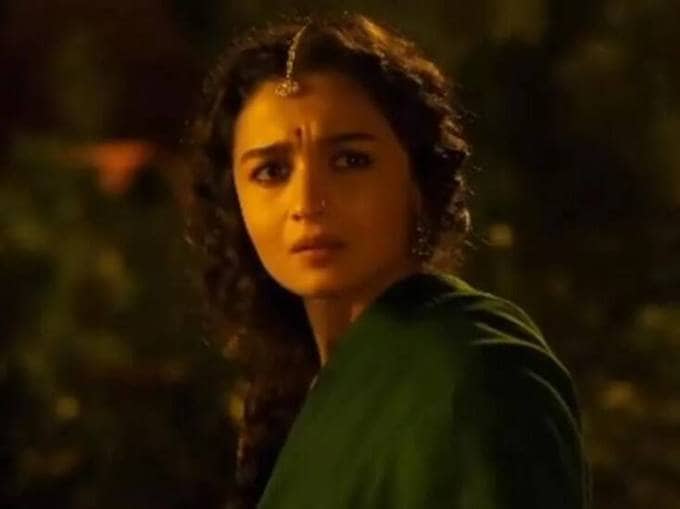 <strong>આલિયા ભટ્ટ - આરઆર ફિલ્મમાં કેમિયો રોલ (Alia Bhatt - RRR Film, Cameo Role Fee)</strong><br> મીડિયા રિપોર્ટ્સ અનુસાર, આલિયા ભટ્ટને RRRમાં 15 મિનિટના કેમિયો રોલ માટે 9 કરોડ રૂપિયા મળ્યા હતા. (Still From Film)