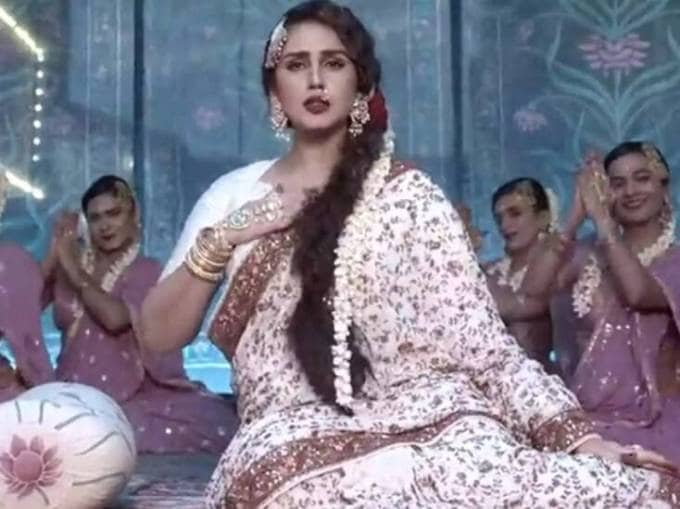 <strong>હુમા કુરેશી - ગંગુબાઇ કાઠિયાવાડીમાં કેમિયો રોલ (Huma Qureshi - gangubai kathiawadi, Cameo Role Fee)</strong><br> હુમા કુરેશીએ 'ગંગુબાઈ કાઠિયાવાડી'માં દિલરૂબા નામના પાત્રમાં સ્પેશિયલ અપિયરન્સ આપ્યું હતું. મીડિયા રિપોર્ટ્સ અનુસાર, તેણે ફિલ્મમાં તેના અભિનય માટે 2 કરોડ રૂપિયા ચાર્જ કર્યા હતા. (Still From Film)