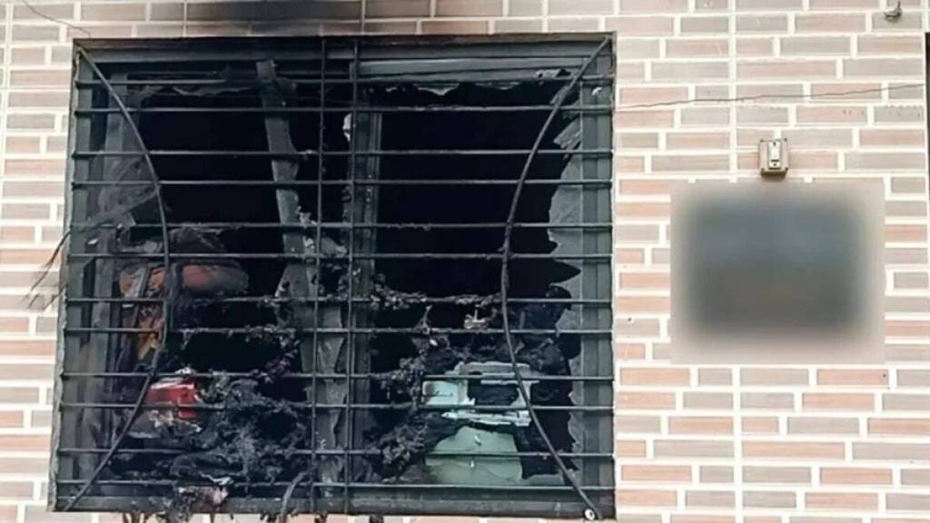 SmartPhone Blast :સ્માર્ટફોનમાં ભીષણ બ્લાસ્ટ,3 લોકોને ગંભીર ઈજા,બહાર પાર્ક કરેલી કારના કાચ પણ તૂટ્યા SmartPhone Blast :સ્માર્ટફોનમાં ભીષણ બ્લાસ્ટ,3 લોકોને ગંભીર ઈજા,બહાર પાર્ક કરેલી કારના કાચ પણ તૂટ્યા