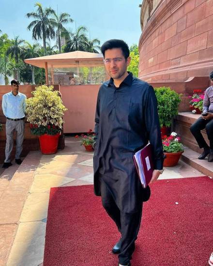 પરિણીતીના કાર કલેક્શનમાં ઘણી લક્ઝરી કાર છે, જ્યારે રાઘવ ચઢ્ઢા પાસે મારુતિ સ્વિફ્ટ ડિઝાયર છે જેની કિંમત 1 લાખ 32 હજાર રૂપિયા છે.