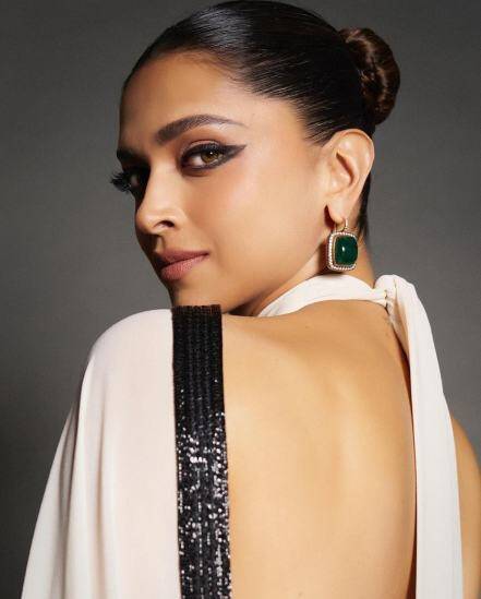 Deepika Padukone : દીપિકા પાદુકોણ સફેદ સાડીમાં ચમકી,જુઓ તસવીરો