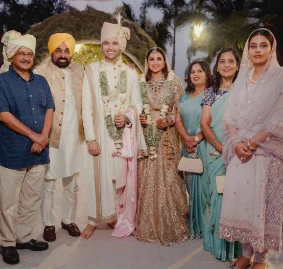 પરિણીતી અને રાઘવના લગ્નમાં અરવિંદ કેજરીવાલ અને ભગવંત માનના પરિવારજનોએ પણ હાજરી આપી હતી. (સ્રોત: @varindertchawla/instagram)