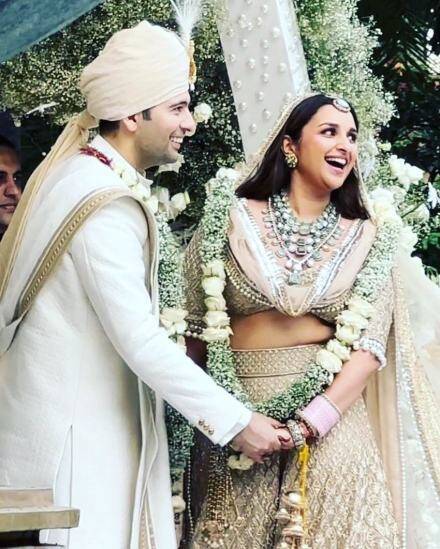 આ દરમિયાન બંને ખૂબ જ ખુશ દેખાતા હતા અને એકબીજાનો હાથ પકડીને ફોટો પડાવતા જોવા મળ્યા હતા. (સ્રોત: @varindertchawla/instagram)