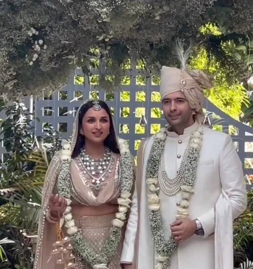 પરિણીતી ચોપરા અને રાઘવ ચઢ્ઢા લગ્નના બંધનમાં બંધાઈ ગયા છે. બંનેએ ઉદયપુરના લીલા પેલેસમાં પંજાબી રીતિ-રિવાજ મુજબ લગ્ન કર્યા હતા. (સ્રોત: @varindertchawla/instagram)