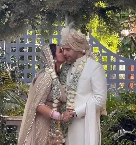 લગ્ન દરમિયાન પરિણીતી તેના પતિ રાઘવ ચઢ્ઢા પર પ્રેમ વરસાવતી જોવા મળી હતી. આ દરમિયાન તેણે તેના પતિને કિસ કરીને તેના પ્રત્યેનો પ્રેમ વ્યક્ત કર્યો હતો. (સ્રોત: @varindertchawla/instagram)