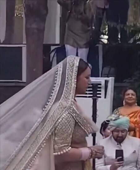 આ તસવીરમાં પરિણીતી પેવેલિયનમાં પ્રવેશતી જોવા મળી રહી છે. (સ્રોત: @varindertchawla/instagram)