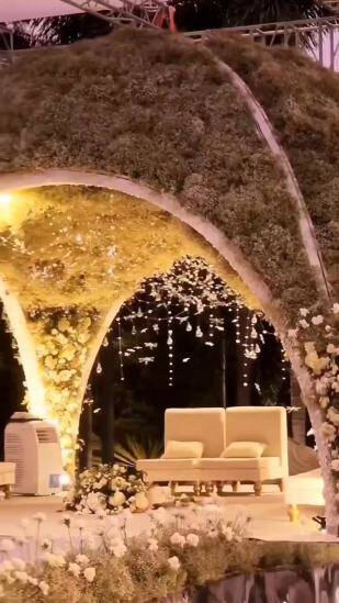 હવે તેમના લગ્નની કેટલીક અંદરની તસવીરો સોશિયલ મીડિયા પર વાયરલ થઈ રહી છે. લીલા પેલેસમાં સુશોભિત પેવેલિયનથી લઈને પરિણીતીની ગ્રાન્ડ એન્ટ્રી સુધીની ઘણી તસવીરો સામે આવી છે. (સ્રોત: @varindertchawla/instagram)