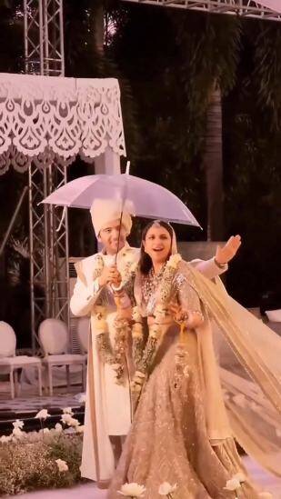 પરિણીતી હાથીદાંતી રંગના લહેંગામાં ખૂબ જ સુંદર લાગી રહી છે, જ્યારે રાઘવ ચઢ્ઢા ક્રીમ રંગની શેરવાનીમાં ખૂબ જ સુંદર જોવા મળે છે. આ દરમિયાન વર રાઘવ ચઢ્ઢા પરિણીતી સાથે છત્રી નીચે ડાન્સ કરતો જોવા મળ્યો હતો. (સ્રોત: @varindertchawla/instagram)