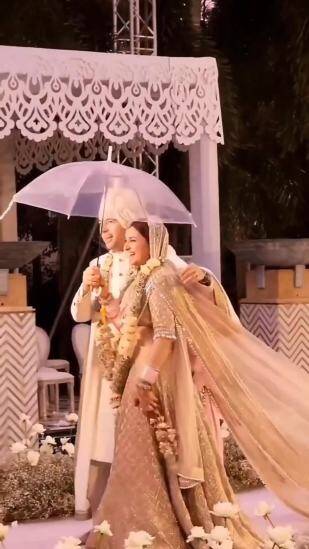 તમને જણાવી દઈએ કે, લગ્ન પછી પરિણીતી ચોપરા તેના પતિ રાઘવ ચઢ્ઢા સાથે દિલ્હીમાં તેના સાસરે આવી છે. પરિણીતીનું તેના સાસરિયાઓએ ઉષ્માભર્યું સ્વાગત કર્યું હતું. નવા યુગલને આવકારવા માટે રાઘવ ચઢ્ઢાના સત્તાવાર બંગલાને દુલ્હનની જેમ સજાવવામાં આવ્યો હતો. (સ્રોત: @varindertchawla/instagram)