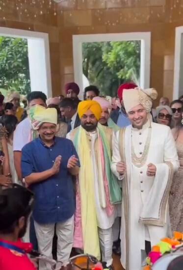 જ્યારે એક તસવીરમાં પંજાબના સીએમ ભગવંત માન અને દિલ્હીના મુખ્યમંત્રી અરવિંદ કેજરીવાલ રાઘવ ચઢ્ઢા સાથે ડ્રમના તાલે ડાન્સ કરતા જોવા મળ્યા હતા. (સ્રોત: @varindertchawla/instagram)
