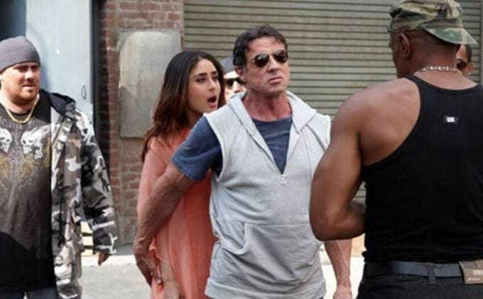 <strong>સિલ્વેસ્ટર સ્ટેલોન - કમબખ્ત ઇશ્કમાં કેમિયો રોલ  (Sylvester Stallone - kambakkht ishq, Role Fee)</strong><br> અમેરિકન અભિનેતા સિલ્વેસ્ટર સ્ટેલોને બોલિવૂડના અક્ષય કુમાર અને કરીના કપૂર સ્ટારર ફિલ્મ 'કમબખ્ત ઇશ્ક'માં એક નાનકડી ભૂમિકા ભજવી હતી, જેમાં તેણે પોતે જ ભૂમિકા ભજવી હતી. આ અભિનેતા ફિલ્મમાં માત્ર એક મિનિટ માટે જોવા મળ્યો હતો જેના માટે તેણે 3.4 કરોડ રૂપિયા ચાર્જ કર્યા હતા. (Still From Film)