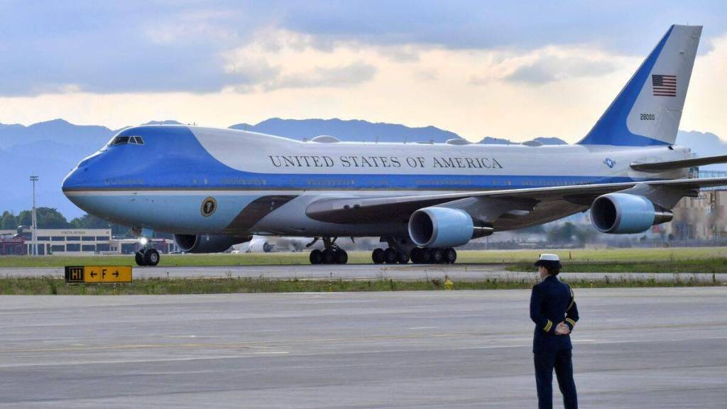 G20 Summit : એરફોર્સ-1ને વિશ્વનું સૌથી સુરક્ષિત એરક્રાફ્ટ કેમ કહેવાય છે? અમેરિકાના પ્રમુખ જો બિડેનના પ્લેનની ખાસિયત, જાણો વિગતવાર G20 Summit : એરફોર્સ-1ને વિશ્વનું સૌથી સુરક્ષિત એરક્રાફ્ટ કેમ કહેવાય છે? અમેરિકાના પ્રમુખ જો બિડેનના પ્લેનની ખાસિયત, જાણો વિગતવાર