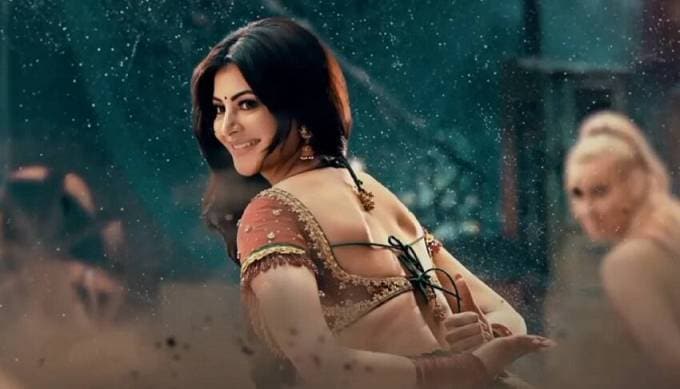 <strong>ઉર્વશી રૌતેલા વોલ્ટેર વીરાયામાં કેમિયો રોલ (Urvashi Rautela Cameo Role Fee)</strong><br> ઉર્વશીએ આ વર્ષે રિલીઝ થયેલી ચિરંજીવી સ્ટારર તેલુગુ ફિલ્મ 'વોલ્ટેર વીરાયા'માં તેની 3 મિનિટની એક્ટિંગ માટે 3 કરોડ રૂપિયા લીધા હતા. (Still From Film)