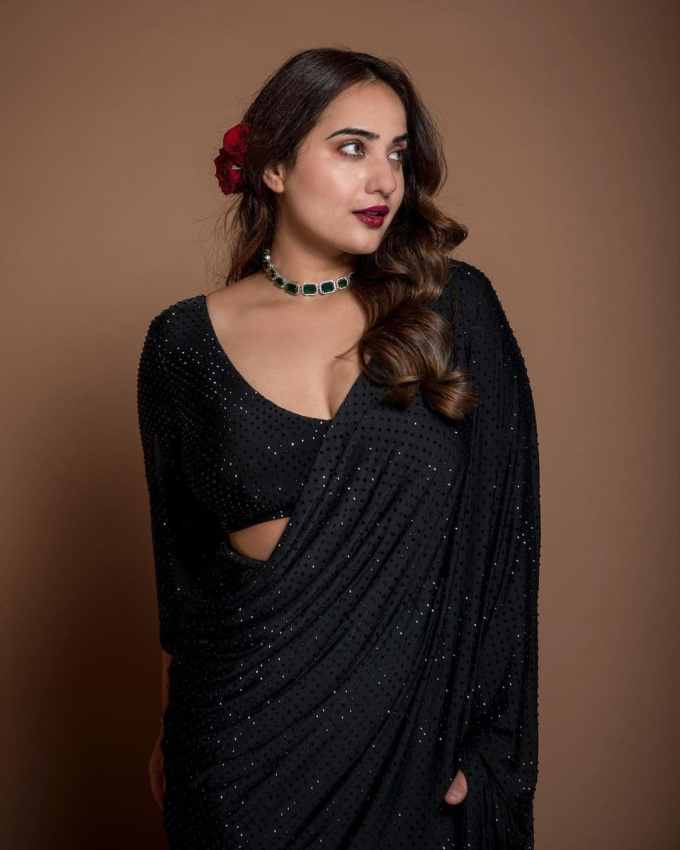 વધુમાં કુશા કપિલાએ કહ્યું હતું કે, હું જાણું છું કે હું જાહેર વ્યક્તિ છું. લોકો મારા વિશે આગળ અને પાછળ વાત કરશે. તેથી લોકો મારા વિશે શું કહે છે તે હું નક્કી મારી હાથની વાત નથી.'