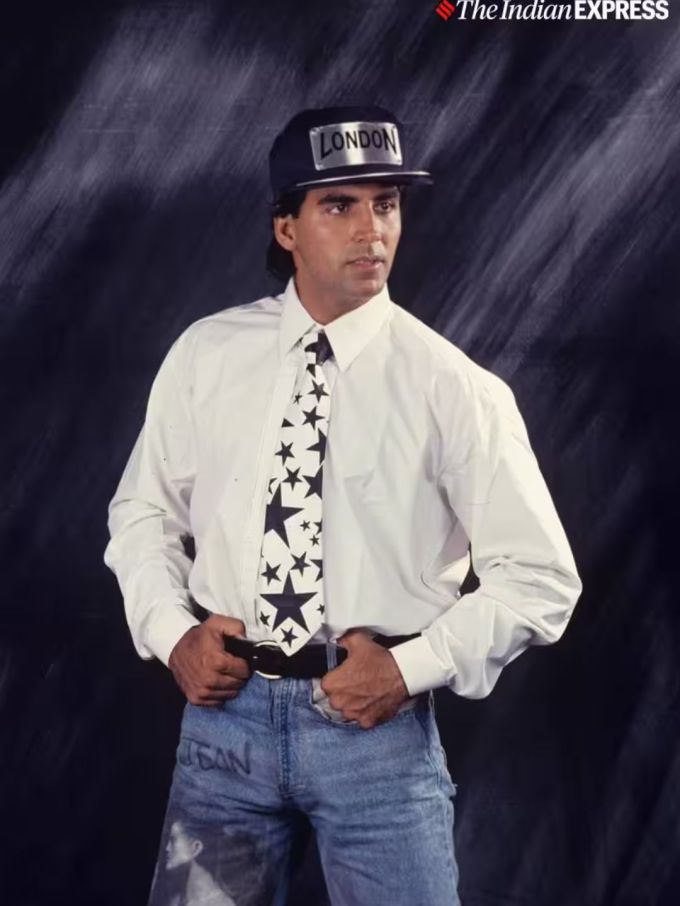 મીડિયા અહેવાલ અનુસાર, અક્ષય કુમાર એક ફિલ્મ માટે 80 થી 100 કરોડ રૂપિયા ચાર્જ કરે છે. તેમજ અભિનેતાની વાર્ષિક કમાણી લગભગ 500 કરોડ રૂપિયા છે.