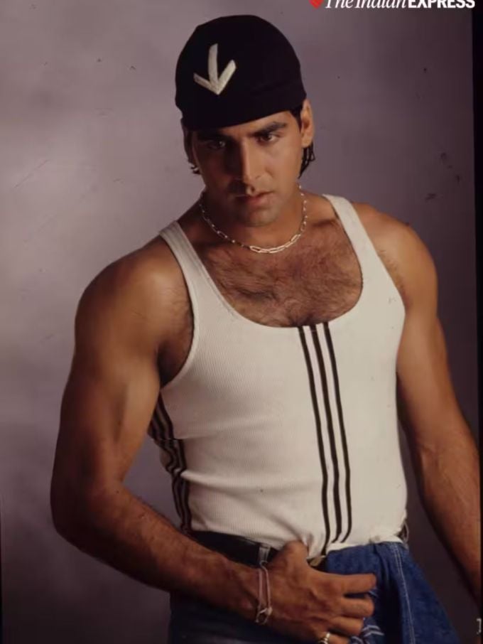 અક્ષય કુમારની કુલ સંપત્તિ 2,591 કરોડ રૂપિયા છે. આ સાથે અક્ષય કુમાર સી ફેસિંગ બંગલો પણ છે, જેમાં તે તેના પરિવાર સાથે નિવાસ કરે છે. આ આલિશાન બંગલામાં લિવિંગ રૂમ, હોમ થિયેટર, કિચન, ડાઇનિંગ એરિયા અને વૉક ઇન ક્લોઝેટ છે. 