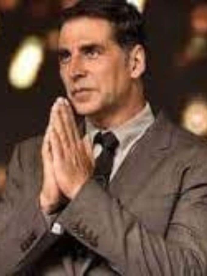 બોલિવૂડના ખેલાડી કુમાર મોંધા વાહનોનો પણ ખૂબ શોખ છે. તેમની પાસે ફેન્ટમની સાતમી પેઢી છે જેની કિંમત લગભગ 9 કરોડ રૂપિયા છે. આ ઉપરાંત એક્ટર પાસે મર્સિડીઝ બેન્ઝ ફાઈવ ક્લાસ પણ છે જેની કિંમત લગભગ 1.10 કરોડ રૂપિયા છે. આ સાથે તેની પાસે બેન્ટલે, રેન્જ રોવર જેવા વાહનો પણ છે. અક્ષયને બાઇક પણ પસંદ છે અને તેનું બાઇક કલેક્શન ખૂબ જ અદ્ભુત છે. એટલું જ નહીં, અક્ષય એક પ્રાઈવેટ જેટનો માલિક પણ છે. આ પ્રાઇવેટ જેટની કિંમત લગભગ 260 કરોડ રૂપિયા છે.