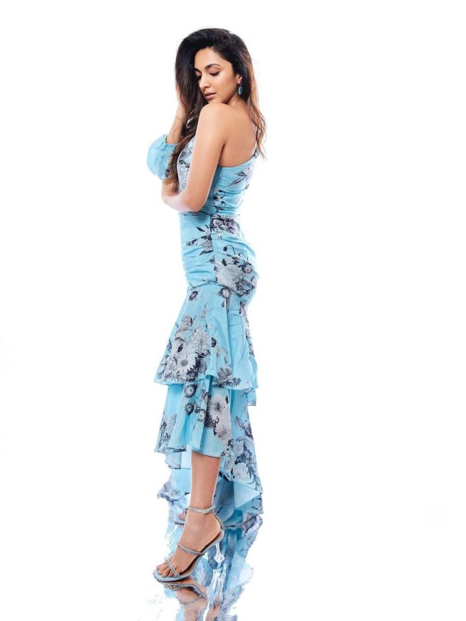 કિયારા અડવાણીની આ તસવીરો જોઇને તમારું દિલ ગાર્ડન-ગાર્ડન બની જશે. આ તસવીરમાં કિયારા અડવાણી સ્કાય બ્લૂ કલરના સ્ટાઇલિશ ગાઉનમાં હોટ અને અતિ સુંદર લાગી રહી છે. 