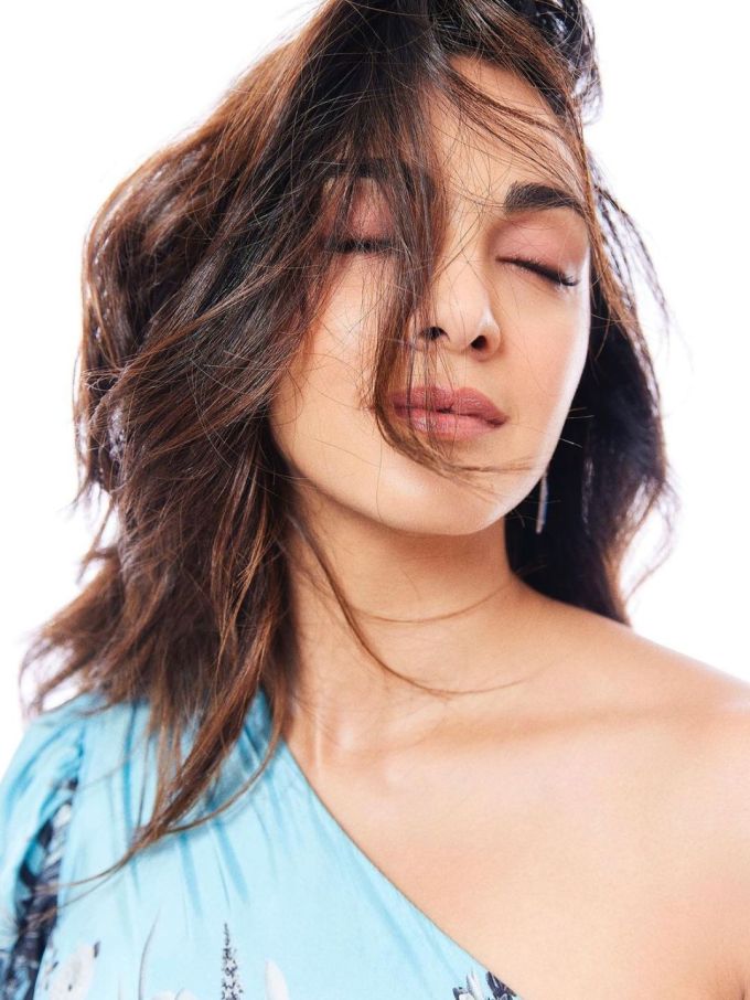 કિયારાનો વધુ એક આકર્ષક પોઝ. આ તસવીરમાં કિયારા અડવાણીના ચહેરા પર તેના હેયર લહેરાતા જોવા મળી રહ્યા છે. 