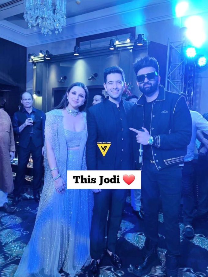 આ પહેલા પરિણીતી ચોપરા અને રાઘવ ચઢ્ઢાની સેરેમનીની તસવીરો સામે આવી હતી. આ તસવીરમાં પરિણીતી ચમકદાર જ્યારે રાઘવ ચઢ્ઢા ઓલ બ્લેક બ્લેઝરમાં ડેશિંગ લાગી રહ્યો છે