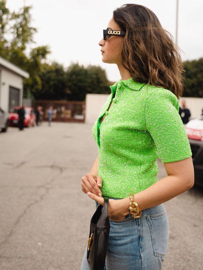 એક્ટ્રેસે બેલ બોટમ બ્લૂ જીન્સ પર પોલો સ્ટાઇલ ટોપ પહેર્યું હતુ