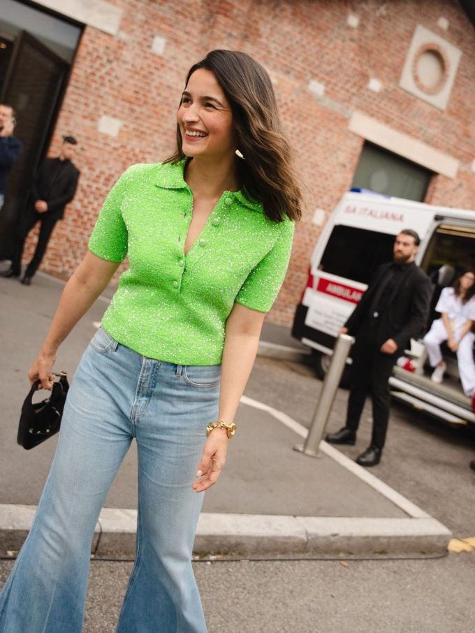 બેલ બોટમ બ્લૂ જીન્સમાં આલિયા ભટ્ટે જલવો વિખેર્યો હતો. આ સાથે આલિયા ભટ્ટનો ચહેરો પણ એટલો ગ્લો કરી રહ્યો હતો