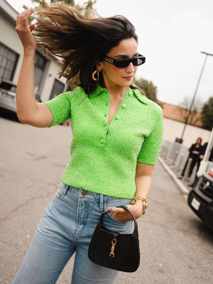 આ તકે આલિયા ભટ્ટે હાઇલાઇટ કલરનું શોર્ટટોપ અને બ્લૂ જીન્સ પહેર્યું હતુ