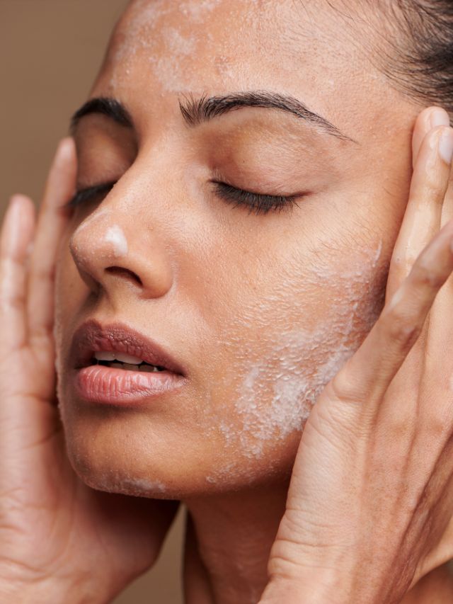 <strong>શિયાળા</strong>ની શરૂઆત થઇ ગઈ છે આ ઋતુમાં મોસમી ઠંડા પવનો ફુંકાવાને લીધે આપણી સ્કિન પર અસર થાય છે.આપણી સ્કિન ડ્રાય થઇ જાય છે. પરંતુ શિયાળાની આ ઠંડીની ઋતુમાં સ્વસ્થ, વાઇબ્રન્ટ સ્કિન ટકાવી રાખવા માટે તમે અહીં આપેલી આ ટિપ્સ અનુસરી શકો છો.