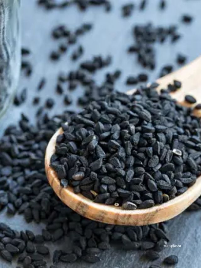 <strong>કલોન્જીના બીજ :</strong> ફેસ પર કોઈ પણ પ્રકારના નિશાનને હટાવવા માટે કલોન્જીના બીજનું તેલ અસરકારક સાબિત થાય છે. એમાં એન્ટી વાયરલ અને જીવાણુવિરોધી ગન હોય છે. જે ડાઘ મટાડવામાં મદદ કરે છે.