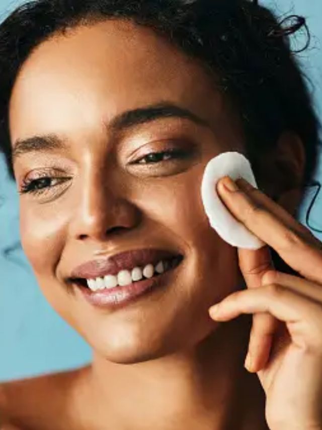 <strong>9)ક્વોલિટી પ્રોડક્ટનો ઉપયોગ :</strong> હેલ્થી અને ગ્લોઈંગ સ્કિન જાળવી રાખવા માટે હાયલ્યુરોનિક એસિડ, સિરામાઈડ્સ અને એન્ટીઑકિસડન્ટો જેવા ઘટકો હોય તેવી પ્રોડક્ટસનો ઉપયોગ કરવાનું વિચારો.