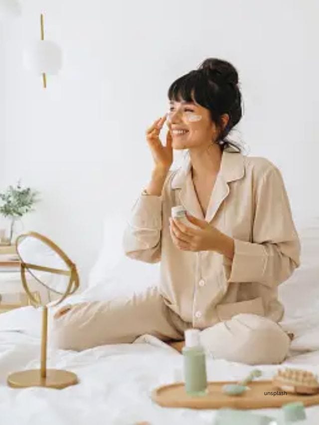 ક્રીમ ત્વચા પર સ્ક્રબની જેમ કામ કરે છે. ચહેરા પર જમા થયેલી ગંદકીને અંદરથી સાફ કરે છે અને ટેનિંગ દૂર કરે છે.