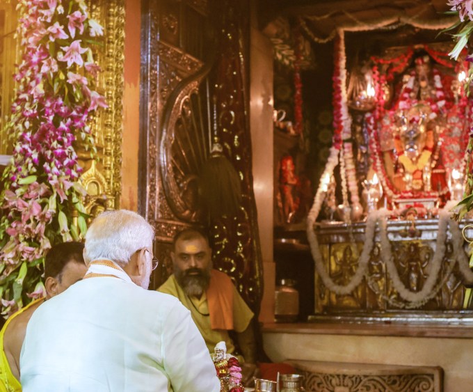 પીએમ નરેન્દ્ર મોદીએ અંબાજી મંદિરના ગર્ભગૃહ પરિસરમાં માતાજી સમક્ષ બેસીને આદ્યશક્તિ જગજનનીની શાસ્ત્રોતક વિધિથી પૂજા-અર્ચના કરી હતી. (Photo - PMOIndia)