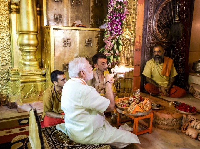 પીએમ મોદીએ માતાજીની આરતી કરી હતી. તેઓ દેશના વડાપ્રધાન બન્યા બાદ ઘણી વખત અંબાજી મંદિરે દર્શન કરવા આવે છે. (Photo - PMOIndia)