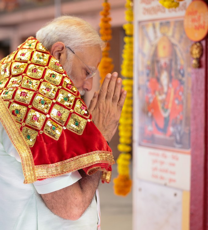 વડાપ્રધાન મોદીએ અંબે માતાને શ્રદ્ધાપૂર્વક નમસ્કાર કર્યા હતા. ભાદરવા મહિનામાં યોજાતો અંબાજી મંદિરનો મેળો વિશ્વ પ્રસિદ્ધ છે. દર વર્ષે લાખો લોકો પગપાળા ચાલીને અંબાજી મંદિરે દર્શન કરવા આવે છે. (Photo - PMOIndia)